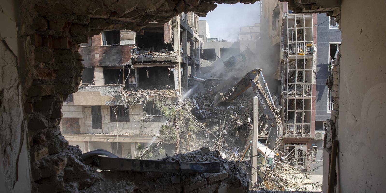 US–Israel Iran War Intensifies Despite Trump Strike Pause, Peace Talks Remain Uncertain